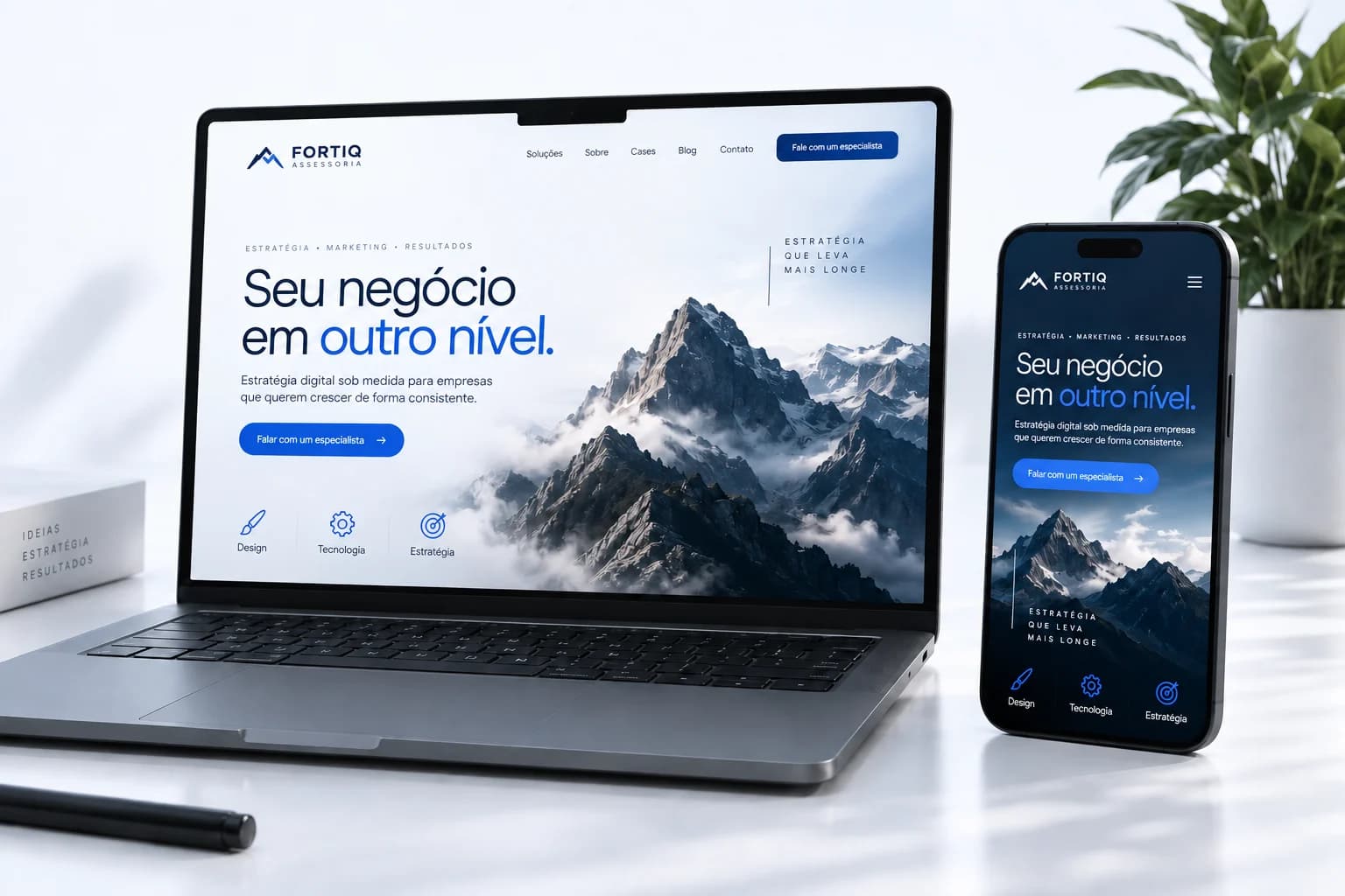 Notebook e celular com um site profissional em diferentes tamanhos de tela